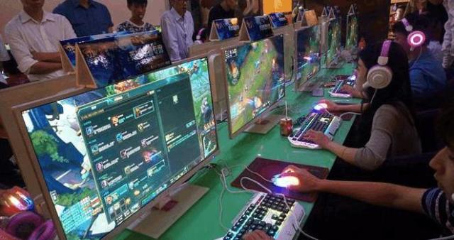 網(wǎng)吧LOL比賽，小巷中的熱血戰場(chǎng)激戰開(kāi)啟！