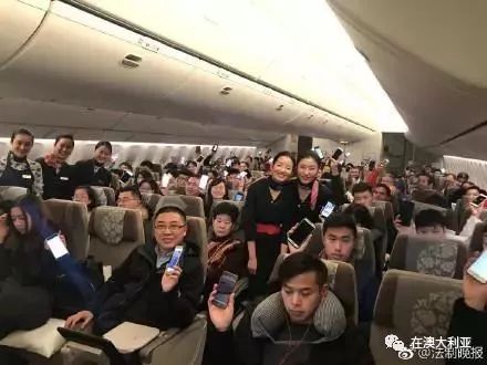 藍航空姐王靜新篇章，翱翔天際的溫暖使者，展現職業(yè)風(fēng)采與愛(ài)心傳遞
