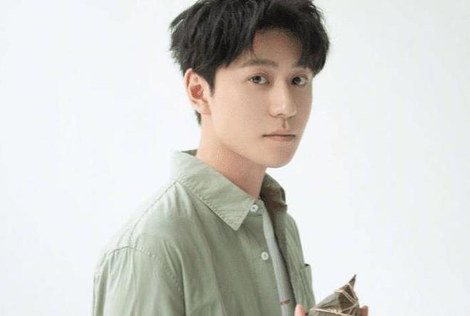 秦俊杰最新戀情曝光，情感新動(dòng)向揭秘！